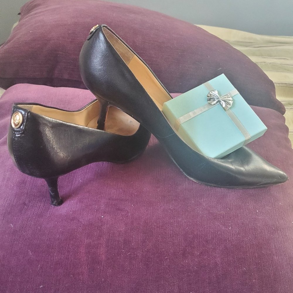 IVANKA TRUMP Size 6 M Black Leather Pump with 2.5" Kitten Heel